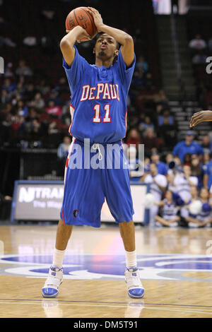14. Februar 2010 - Newark, New Jersey, USA - 14. Februar 2010: DePaul Wache Jeremiah Kelly #11 schießt einem Freiwurf in der zweiten Hälfte des Spiels im Prudential Center in Newark, New Jersey statt.  Seton Hall Pirates besiegt die DePaul Blue Demons 79-71..Mandatory Credit: Alan Maglaque / Southcreek Global (Credit-Bild: © Southcreek Global/ZUMApress.com) Stockfoto