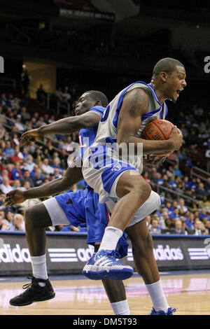 14. Februar 2010 - Newark, New Jersey, USA - 14. Februar 2010: Seton Hall vorwärts Kraut Papst #15 dem Abpraller gegen DePaul Forward/Center Mac Koshwal #13 in der zweiten Hälfte des Spiels im Prudential Center in Newark, New Jersey statt gewinnt.  Seton Hall Pirates besiegt die DePaul Blue Demons 79-71..Mandatory Credit: Alan Maglaque / Southcreek Global (Credit-Bild: © Southcreek Stockfoto