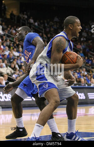 14. Februar 2010 - Newark, New Jersey, USA - 14. Februar 2010: Seton Hall vorwärts Kraut Papst #15 den Kampf für den Abpraller gegen DePaul Forward/Center Mac Koshwal #13 in der zweiten Hälfte des Spiels im Prudential Center in Newark, New Jersey statt gewinnt.  Seton Hall Pirates besiegt die DePaul Blue Demons 79-71..Mandatory Credit: Alan Maglaque / Southcreek Global (Credit-Bild: Stockfoto