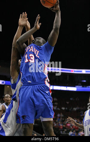 14. Februar 2010 - Newark, New Jersey, USA - 14. Februar 2010: DePaul vorwärts-/Mitte Mac Koshwal #13 in den Korb gegen Seton Hall treibt Kraut Papst #15 in der zweiten Hälfte des Spiels im Prudential Center in Newark, New Jersey statt.  Seton Hall Pirates besiegt die DePaul Blue Demons 79-71..Mandatory Credit: Alan Maglaque / Southcreek Global (Credit-Bild: © Southcr Stockfoto