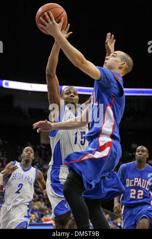 14. Februar 2010 - Newark, New Jersey, USA - 14. Februar 2010: DePaul Wache Michael Bizoukas #0 in den Korb gegen Seton Hall treibt Kraut Papst #15 in der zweiten Hälfte des Spiels im Prudential Center in Newark, New Jersey statt.  Seton Hall Pirates besiegt die DePaul Blue Demons 79-71..Mandatory Credit: Alan Maglaque / Southcreek Global (Credit-Bild: © Southcreek G Stockfoto