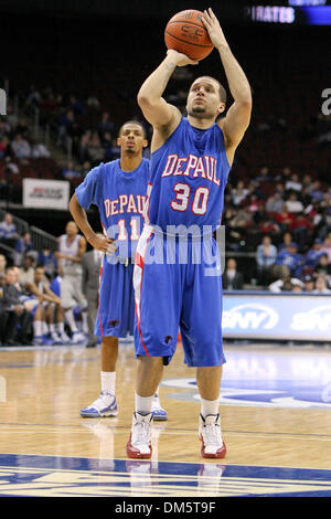 14. Februar 2010 - Newark, New Jersey, USA - 14. Februar 2010: DePaul Wache Will Walker #30 schießt einem Freiwurf in der zweiten Hälfte des Spiels im Prudential Center in Newark, New Jersey statt.  Seton Hall Pirates besiegt die DePaul Blue Demons 79-71..Mandatory Credit: Alan Maglaque / Southcreek Global (Credit-Bild: © Southcreek Global/ZUMApress.com) Stockfoto