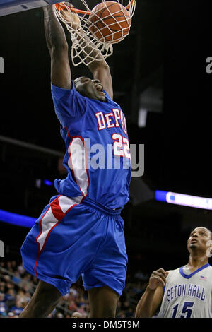 14. Februar 2010 - Newark, New Jersey, USA - 14. Februar 2010: DePaul vorwärts Tony Freeland #22 schlägt den Ball in der zweiten Hälfte des Spiels im Prudential Center in Newark, New Jersey statt.  Seton Hall Pirates besiegt die DePaul Blue Demons 79-71..Mandatory Credit: Alan Maglaque / Southcreek Global (Credit-Bild: © Southcreek Global/ZUMApress.com) Stockfoto