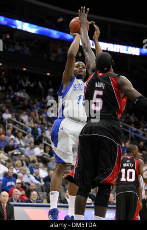 23. Februar 2010 - Newark, New Jersey, USA - 23. Februar 2010: Seton Hall vorwärts Kraut Papst #15 über Rutgers Mitte Hamady Ndiaye #5 in der ersten Hälfte des Spiels schießt im Prudential Center in Newark, New Jersey statt.  Seton Hall Pirates führt der Rutgers Scarlet Knights 44 - 29 bei der Hälfte... Obligatorische Credit: Alan Maglaque / Southcreek Global (Kredit-Bild: © Southcreek Glo Stockfoto