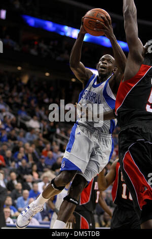 23. Februar 2010 - Newark, New Jersey, USA - 23. Februar 2010: Seton Hall Guard Jeremy Hazell #21 fährt in den Korb gegen Rutgers Center Hamady Ndiaye #5 in der ersten Hälfte des Spiels im Prudential Center in Newark, New Jersey statt.  Seton Hall Pirates führt der Rutgers Scarlet Knights 44 - 29 bei der Hälfte... Obligatorische Credit: Alan Maglaque / Southcreek Global (Credit Bild Stockfoto