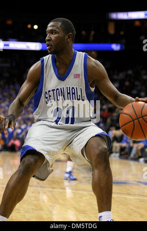 23. Februar 2010 - Newark, New Jersey, USA - 23. Februar 2010: Seton Hall Guard Eugene Harvey #20 arbeitet die Basislinie in der ersten Hälfte des Spiels im Prudential Center in Newark, New Jersey statt.  Seton Hall Pirates führt der Rutgers Scarlet Knights 44 - 29 bei der Hälfte... Obligatorische Credit: Alan Maglaque / Southcreek Global (Kredit-Bild: © Southcreek Global/ZUMApress.com) Stockfoto