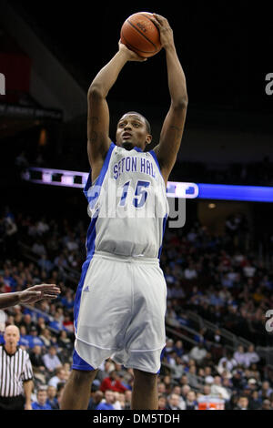 23. Februar 2010 - Newark, New Jersey, USA - 23. Februar 2010: Seton Hall nach vorn Kraut Papst #15 wandelt einen 2-Punkt-Korb in der ersten Hälfte des Spiels im Prudential Center in Newark, New Jersey statt.  Seton Hall Pirates führt der Rutgers Scarlet Knights 44 - 29 bei der Hälfte... Obligatorische Credit: Alan Maglaque / Southcreek Global (Kredit-Bild: © Southcreek Global/ZUMApress.com) Stockfoto