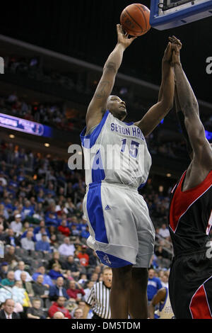 23. Februar 2010 - Newark, New Jersey, USA - 23. Februar 2010: Seton Hall vorwärts Kraut Papst #15 über Rutgers Mitte Hamady Ndiaye #5 in der ersten Hälfte des Spiels schießt im Prudential Center in Newark, New Jersey statt.  Seton Hall Pirates führt der Rutgers Scarlet Knights 44 - 29 bei der Hälfte... Obligatorische Credit: Alan Maglaque / Southcreek Global (Kredit-Bild: © Southcreek Glo Stockfoto