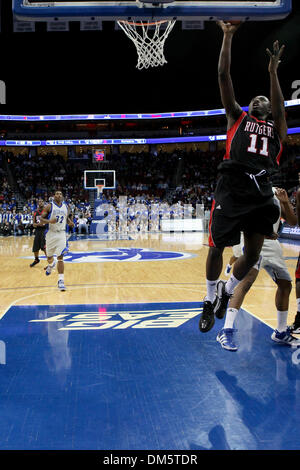 23. Februar 2010 - Newark, New Jersey, USA - 23. Februar 2010: Rutgers vorwärts Dane Miller #11 die Bahn in der ersten Hälfte des Spiels im Prudential Center in Newark, New Jersey statt fährt.  Seton Hall Pirates führt der Rutgers Scarlet Knights 44 - 29 bei der Hälfte... Obligatorische Credit: Alan Maglaque / Southcreek Global (Kredit-Bild: © Southcreek Global/ZUMApress.com) Stockfoto