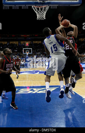 23. Februar 2010 - Newark, New Jersey, USA - 23. Februar 2010: Rutgers vorwärts Austin Johnson #21 in den Korb gegen Seton Hall fährt weiterleiten Kraut Papst #15 während der ersten Hälfte des Spiels im Prudential Center in Newark, New Jersey statt.  Seton Hall Pirates führt der Rutgers Scarlet Knights 44 - 29 bei der Hälfte... Obligatorische Credit: Alan Maglaque / Southcreek Global (Credit Imag Stockfoto