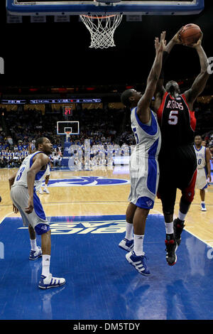 23. Februar 2010 - Newark, New Jersey, USA - 23. Februar 2010: Rutgers Center Hamady Ndiaye #5 geht gegen Seton Hall vorwärts Kraut Papst #15 in der ersten Hälfte des Spiels im Prudential Center in Newark, New Jersey statt.  Seton Hall Pirates führt der Rutgers Scarlet Knights 44 - 29 bei der Hälfte... Obligatorische Credit: Alan Maglaque / Southcreek Global (Kredit-Bild: © Southcreek Stockfoto