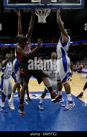 23. Februar 2010 - Newark, New Jersey, USA - 23. Februar 2010: Rutgers weiterleiten Jonathan Mitchell #24 und Seton Hall weiterleiten Jeff Robinson #32 Schlacht für die Erholung während der Ersteres Hälfte des Spiels im Prudential Center in Newark, New Jersey statt.  Seton Hall Pirates führt der Rutgers Scarlet Knights 44 - 29 bei der Hälfte... Obligatorische Credit: Alan Maglaque / Southcreek (Rahmenkredit Stockfoto