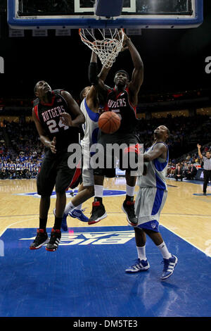 23. Februar 2010 - Newark, New Jersey, USA - 23. Februar 2010: Rutgers zentrieren Hamady Ndiaye #5 Dunks der Ball in der ersten Hälfte des Spiels im Prudential Center in Newark, New Jersey statt.  Seton Hall Pirates führt der Rutgers Scarlet Knights 44 - 29 bei der Hälfte... Obligatorische Credit: Alan Maglaque / Southcreek Global (Kredit-Bild: © Southcreek Global/ZUMApress.com) Stockfoto