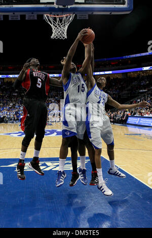 23. Februar 2010 - Newark, New Jersey, USA - 23. Februar 2010: Seton Hall vorwärts Kraut Papst #15 der Erholung während der ersten Hälfte des Spiels im Prudential Center in Newark, New Jersey statt gewinnt.  Seton Hall Pirates führt der Rutgers Scarlet Knights 44 - 29 bei der Hälfte... Obligatorische Credit: Alan Maglaque / Southcreek Global (Kredit-Bild: © Southcreek Global/ZUMApress.com) Stockfoto