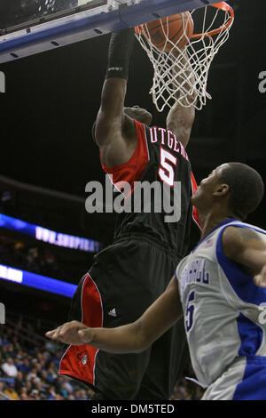 23. Februar 2010 - Newark, New Jersey, USA - 23. Februar 2010: Rutgers Zentrum Hamady Ndiaye #5 schlägt den Ball für 2 Punkte gegen Seton Hall Kraut Papst #15 in der zweiten Hälfte des Spiels im Prudential Center in Newark, New Jersey statt weiterleiten.  Seton Hall Pirates besiegt die Rutgers Scarlet Knights 76 - 70..Mandatory Credit: Alan Maglaque / Southcreek Global (Credit-Bild: © Stockfoto