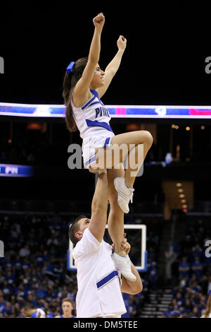23. Februar 2010 - Newark, New Jersey, USA - 23. Februar 2010: Seton Hall Cheerleader durchführen während der Pause in der zweiten Hälfte des Spiels im Prudential Center in Newark, New Jersey statt.  Seton Hall Pirates besiegt die Rutgers Scarlet Knights 76 - 70..Mandatory Credit: Alan Maglaque / Southcreek Global (Credit-Bild: © Southcreek Global/ZUMApress.com) Stockfoto