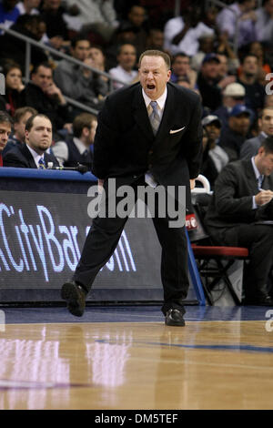 23. Februar 2010 - Newark, New Jersey, USA - 23. Februar 2010: Seton Hall Cheftrainer Bobby Gonzalez argumentiert einen Anruf während der zweiten Hälfte des Spiels im Prudential Center in Newark, New Jersey statt.  Seton Hall Pirates besiegt die Rutgers Scarlet Knights 76 - 70..Mandatory Credit: Alan Maglaque / Southcreek Global (Credit-Bild: © Southcreek Global/ZUMApress.com) Stockfoto