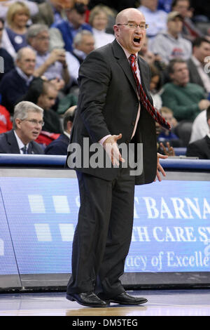 23. Februar 2010 - Newark, New Jersey, USA - 23. Februar 2010: Rutgers Haupttrainer Fred Hill einen Anruf während der zweiten Hälfte des Spiels im Prudential Center in Newark, New Jersey statt argumentiert.  Seton Hall Pirates besiegt die Rutgers Scarlet Knights 76 - 70..Mandatory Credit: Alan Maglaque / Southcreek Global (Credit-Bild: © Southcreek Global/ZUMApress.com) Stockfoto