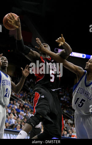 23. Februar 2010 - Newark, New Jersey, USA - 23. Februar 2010: Rutgers Zentrum Hamady Ndiaye #5 ist Foul von Seton Hall leiten Sie Kraut Papst #15, wie er geht für einen Korb in der zweiten Hälfte des Spiels im Prudential Center in Newark, New Jersey statt.  Seton Hall Pirates besiegt die Rutgers Scarlet Knights 76 - 70..Mandatory Credit: Alan Maglaque / globale Southcreek (Credit Imag Stockfoto