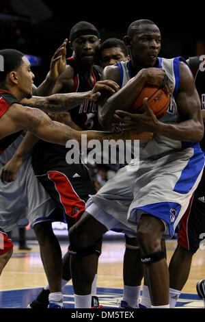 23. Februar 2010 - Newark, New Jersey, USA - 23. Februar 2010: Seton Hall Guard Jeremy Hazell #21 gewinnt der Erholung in der zweiten Hälfte des Spiels im Prudential Center in Newark, New Jersey statt.  Seton Hall Pirates besiegt die Rutgers Scarlet Knights 76 - 70..Mandatory Credit: Alan Maglaque / Southcreek Global (Credit-Bild: © Southcreek Global/ZUMApress.com) Stockfoto