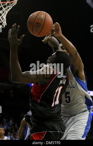 23. Februar 2010 - Newark, New Jersey, USA - 23. Februar 2010: Rutgers vorwärts Dane Miller #11 von Seton Hall Foul ist leiten Sie Herb Papst #15, wie versucht er einen Korb in der zweiten Hälfte des Spiels im Prudential Center in Newark, New Jersey statt.  Seton Hall Pirates besiegt die Rutgers Scarlet Knights 76 - 70..Mandatory Credit: Alan Maglaque / Southcreek Global (Credit-Bild: Stockfoto