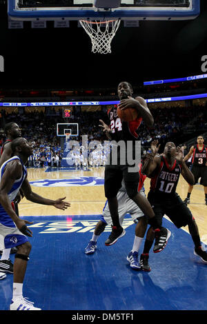 23. Februar 2010 - Newark, New Jersey, USA - 23. Februar 2010: Rutgers vorwärts Jonathan Mitchell #24 kommt Weg mit der Erholung in der zweiten Hälfte des Spiels im Prudential Center in Newark, New Jersey statt.  Seton Hall Pirates besiegt die Rutgers Scarlet Knights 76 - 70..Mandatory Credit: Alan Maglaque / Southcreek Global (Credit-Bild: © Southcreek Global/ZUMApress.com) Stockfoto