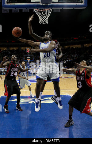 23. Februar 2010 - Newark, New Jersey, USA - 23. Februar 2010: Seton Hall Guard Eugene Harvey treibt in den Korb gegen Rutgers weiterleiten Dane Miller #11 in der zweiten Hälfte des Spiels im Prudential Center in Newark, New Jersey statt.  Seton Hall Pirates besiegt die Rutgers Scarlet Knights 76 - 70..Mandatory Credit: Alan Maglaque / Southcreek Global (Credit-Bild: © Southcre Stockfoto