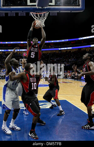 23. Februar 2010 - Newark, New Jersey, USA - 23. Februar 2010: Rutgers Zentrum Hamady Ndiaye #5 gewinnt den Reound in der zweiten Hälfte des Spiels im Prudential Center in Newark, New Jersey statt.  Seton Hall Pirates besiegt die Rutgers Scarlet Knights 76 - 70..Mandatory Credit: Alan Maglaque / Southcreek Global (Credit-Bild: © Southcreek Global/ZUMApress.com) Stockfoto