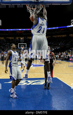 23. Februar 2010 - Newark, New Jersey, USA - 23. Februar 2010: Seton Hall Guard Jeremy Hazell #21 knallt nach Hause einen Korb in der zweiten Hälfte des Spiels im Prudential Center in Newark, New Jersey statt.  Seton Hall Pirates besiegt die Rutgers Scarlet Knights 76 - 70..Mandatory Credit: Alan Maglaque / Southcreek Global (Credit-Bild: © Southcreek Global/ZUMApress.com) Stockfoto