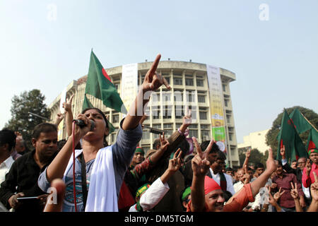 Dhaka, Bangladesch. 12. Dezember 2013. Ganajagoron Monch im Shahbag nach Kader Molla Tod Liebeserklärung. Der Appellate Division, die Jamaat Führer Abdul Quader Molla Lebensatz für ein Todesurteil erhoben hatte, wies seine Petition, die Entscheidung zu überprüfen. Dieser Auftrag bedeutet, dass es keine weiteren Hindernisse für die Jamaat-e-Islami Assistant Secretary ausführen General, erklärte Generalstaatsanwalt Mahbubey Alam. Stockfoto