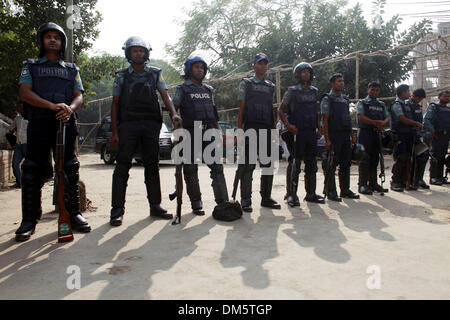 Dhaka, Bangladesch. 12. Dezember 2013. Sicherheit in Court-Bereich. Der Appellate Division, die Jamaat Führer Abdul Quader Molla Lebensatz für ein Todesurteil erhoben hatte, wies seine Petition, die Entscheidung zu überprüfen. Dieser Auftrag bedeutet, dass es keine weiteren Hindernisse für die Jamaat-e-Islami Assistant Secretary ausführen General, erklärte Generalstaatsanwalt Mahbubey Alam. Datei Foto Datei Foto Molla war es, eine Minute nach Mitternacht am Dienstag gehängt werden, aber seine Verteidigung Räte geschafft, es verzögert durch die Kammer nur Stunden vor Mitternacht zu beurteilen haben. Stockfoto