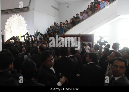 Dhaka, Bangladesch. 12. Dezember 2013. Protest gegen Tod Erklärung in Court-Bereich. Der Appellate Division, die Jamaat Führer Abdul Quader Molla Lebensatz für ein Todesurteil erhoben hatte, wies seine Petition, die Entscheidung zu überprüfen. Dieser Auftrag bedeutet, dass es keine weiteren Hindernisse für die Jamaat-e-Islami Assistant Secretary ausführen General, erklärte Generalstaatsanwalt Mahbubey Alam. Datei Foto Datei Foto Molla war es, eine Minute nach Mitternacht am Dienstag gehängt werden, aber seine Verteidigung Räte geschafft, es verzögert durch die Kammer nur Stunden vor Mitternacht zu beurteilen haben. Stockfoto