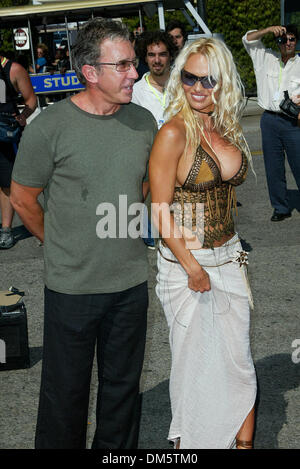 4. August 1902 - Los Angeles, Kalifornien - 2002 TEEN CHOICE AWARDS. IM UNIVERSAL AMPHITHEATER LOS ANGELES, KALIFORNIEN. TIM ALLEN UND PAMELA ANDERSON. FITZROY BARRETT / 04.08.2002 K25524FB (D) (Kredit-Bild: © Globe Photos/ZUMAPRESS.com) Stockfoto