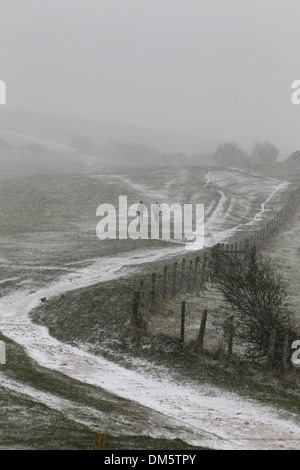 Zwei Läufer im Bild läuft auf Ditchling Leuchtfeuer in schweren Schnee in Brighton, East Sussex. Stockfoto