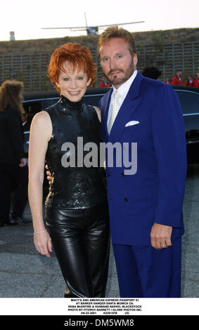 22. September 2001 - MACY es und AMERICAN EXPRESS Pass 01.com BARKER Aufhänger SANTA MONICA ca... REBA McENTIRE & Mann NARVEL BLACKSTOCK. FITZROY BARRETT / 22.09.2001 K22915FB (D) (Kredit-Bild: © Globe Photos/ZUMAPRESS.com) Stockfoto