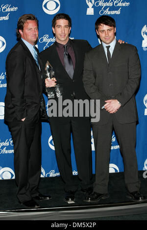 13. Januar 2002 - 28. Peoples CHOICE AWARDS. IM PASADENA CIVIC AUDITORIUM PASADENA CA... MATTHEW PERRY, DAVID SCHWIMMER und MATT LeBLANC.WON für Lieblings-COMEDY-Serie. FITZROY BARRETT / 13.01.2002 K23814FB (D) (Kredit-Bild: © Globe Photos/ZUMAPRESS.com) Stockfoto