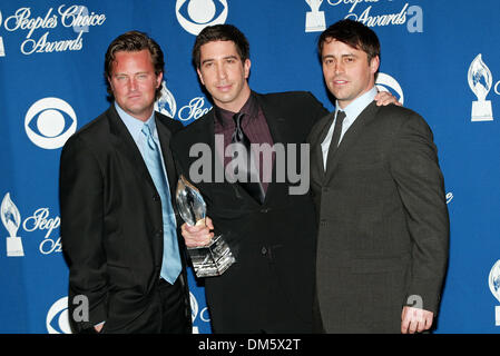 13. Januar 2002 - 28. Peoples CHOICE AWARDS. IM PASADENA CIVIC AUDITORIUM PASADENA CA... MATTHEW PERRY, DAVID SCHWIMMER und MATT LeBLANC.WON für Lieblings-COMEDY-Serie. FITZROY BARRETT / 13.01.2002 K23814FB (D) (Kredit-Bild: © Globe Photos/ZUMAPRESS.com) Stockfoto