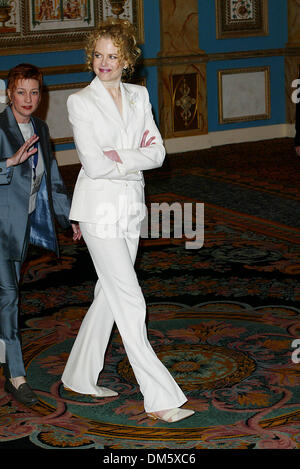 7. März 2002 - Los Angeles, Kalifornien - SHOWEST GALA AWARDS 2002. IM PARIS HOTEL IN LAS VEGAS. NICOLE KIDMAN (DISTINGUISHED JAHRZEHNT DES ERFOLGS IM FILM). FITZROY BARRETT / 07.03.2002 K24257FB (D) (Kredit-Bild: © Globe Photos/ZUMAPRESS.com) Stockfoto