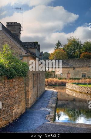 Der Mühlgraben am Lower Slaughter in der Nähe von Bourton auf dem Wasser, Gloucestershire, England. Stockfoto