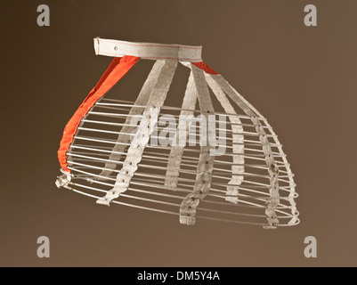 Dieses Mädchen Käfig Krinoline ist eine Art Unterrock, der unter Kleidern getragen wird, um Volumen zu geben, und wird häufig in der Mode des 19. Jahrhunderts gesehen. Es unterstreicht den Fokus der Ära auf strukturierte Silhouetten für Damenbekleidung. Stockfoto