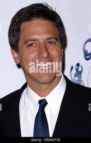 15. Oktober 2002 - Beverly Hills, CALIFORNIA, USA - RAY ROMANO... K26761FB 15. KARUSSELL DER HOFFNUNG BALL. BEVERLY HILTON HOTEL, BEVERLY HILLS, KALIFORNIEN. 15. OKTOBER 2002. FITZROY BARRETT / 2002 (Kredit-Bild: © Globe Photos/ZUMAPRESS.com) Stockfoto