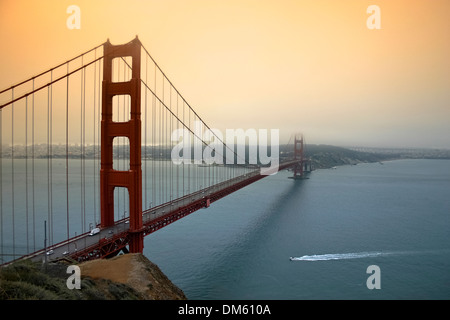 Blick auf die Golden Gate Brücke im Nebel, Marin County, California, Vereinigte Staaten von Amerika Stockfoto