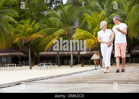 Älteres Paar zu Fuß auf hölzernen Steg Stockfoto