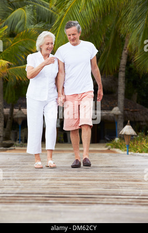 Älteres Paar zu Fuß auf hölzernen Steg Stockfoto