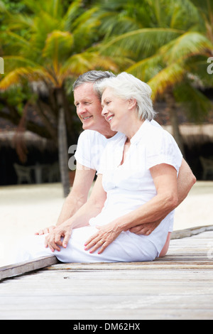 Senior paar sitzt am Holzsteg Stockfoto