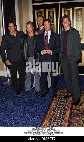 8. März 2001 - '' 2001 SHOWEST Award ''. PARIS HOTEL IN LAS VEGAS. SYLVESTER STALLONE & BESETZUNG VON GETRIEBEN. FITZROY BARRETT / 08.03.2001 K21231FB (D) (Kredit-Bild: © Globe Photos/ZUMAPRESS.com) Stockfoto