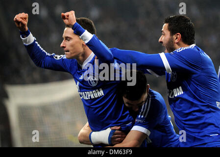 Gelsenkirchen, Deutschland. 11. Dezember 2013. Schalke Julian Draxler (L-R) feiert sein 1: 0-Tor mit Adam Szalai und Sead Kolasinac während der deutschen Bundesliga-Spiel zwischen FC Schalke und FC Basel im Stadion in Gelsenkirchen, Deutschland, 11. Dezember 2013. Foto: Jonas Guettler/Dpa/Alamy Live News Stockfoto