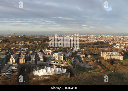 Erhöhten Blick des schottischen Parlaments Dynamic Earth Museum Holyrood Palace Edinburgh Schottland November 2013 Stockfoto