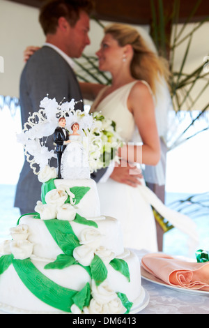 Strand-Hochzeits-Zeremonie mit Kuchen im Vordergrund Stockfoto