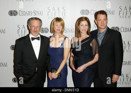 26. März 2002 - Los Angeles, Kalifornien - SIR ELTON JOHN geehrt AT.'' EINEN UNVERGESSLICHEN ABEND ''. IM REGENT BEVERLY WILSHIRE HOTEL IN LOS ANGELES, KALIFORNIEN. STEVEN SPIELBERG, KATE CAPSHAW, RITA WILSON. UND TOM HANKS. FITZROY BARRETT / 26.03.2002 K24543FB (D) (Kredit-Bild: © Globe Photos/ZUMAPRESS.com) Stockfoto